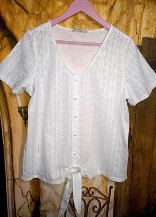 Блуза з вишивкою