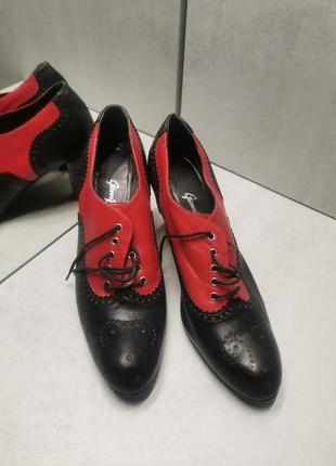 Ботинки женские, очень стильные с италии