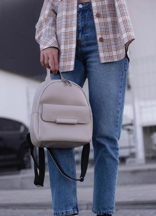 Дымчатый (темный беж)— качественный фабричный рюкзак с металлической фурнитурой, с карманом спереди(луцк, 779)6 фото