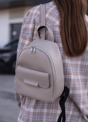Дымчатый (темный беж)— качественный фабричный рюкзак с металлической фурнитурой, с карманом спереди(луцк, 779)2 фото