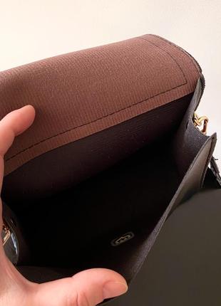 Стильна чорна к принт жіноча сумка кросбоді через плече на плече екошкіра4 фото