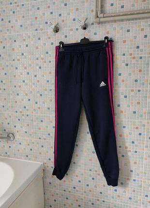 Спортивні штани adidas.
