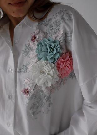 Біла сорочка з аплікацією квітів4 фото