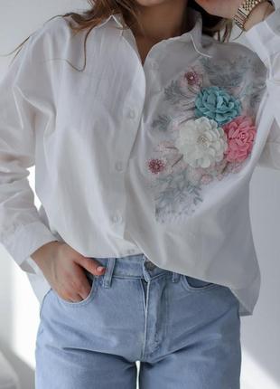 Белая рубашка с аппликацией цветов