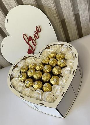 Подарочный бокс в деревянной коробке в форме сердца с розами и конфетами ferrero rocher на день рождения2 фото