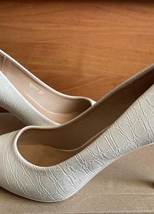 Туфлі з імітацією зміїної шкіри