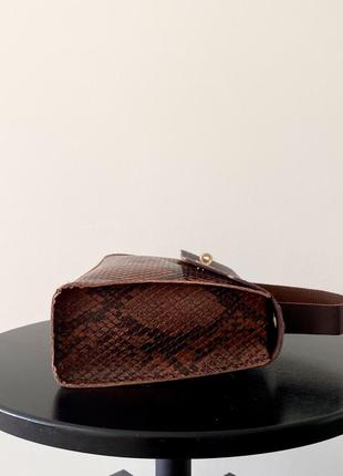 Стильна коричнева жіноча сумка кросбоді через плече на плече екошкіра золотий ланцюжок4 фото