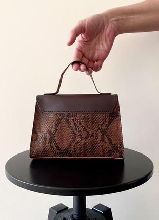 Стильна коричнева жіноча сумка кросбоді через плече на плече екошкіра золотий ланцюжок3 фото