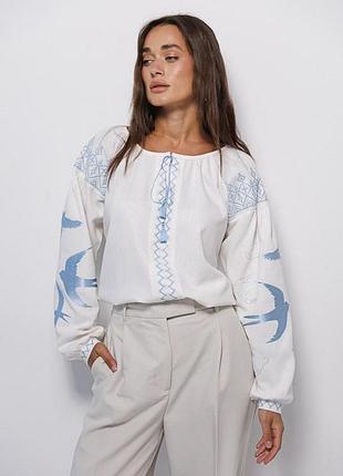 Вишиванка жіноча з ластівками на рукавах гладдю молочна modna kazka mkar35175-2