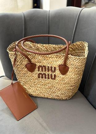 Пляжная соломенная сумка в стиле miu miu