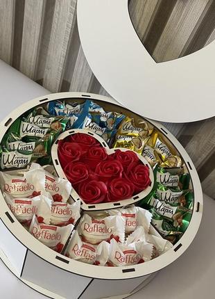 Подарочный бокс в деревянной коробке в форме круга с мыльными розами и сладостями на день рождения2 фото