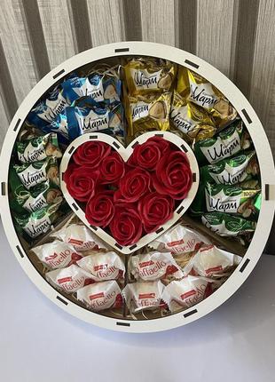 Подарочный бокс в деревянной коробке в форме круга с мыльными розами и сладостями на день рождения3 фото