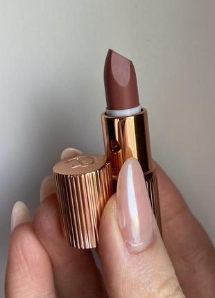 Миниатюра помада матовая charlotte tilbury matte revolution pillow talk 1.1 г