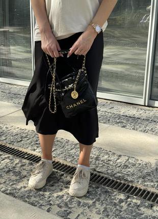 Сумка в стиле chanel black quilted calfskin mini 22 bag gold hardware10 фото