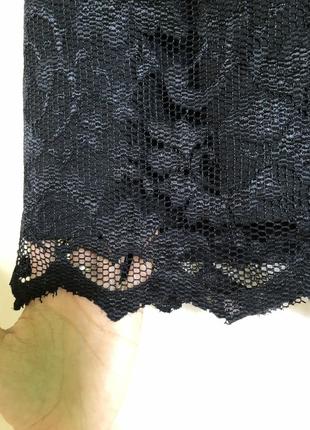 Чорна мереживна сукня з вирізом на спині5 фото