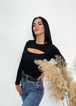 Трикотажная кофточка в рубчик с разрезом на груди