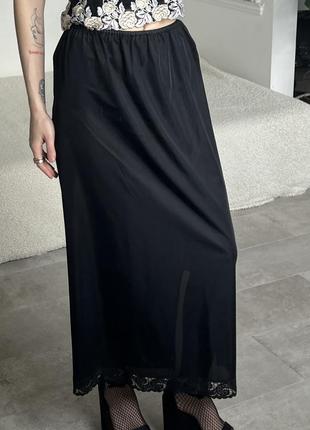 Длинная черная юбка в бельевом стиле с кружевом снизу