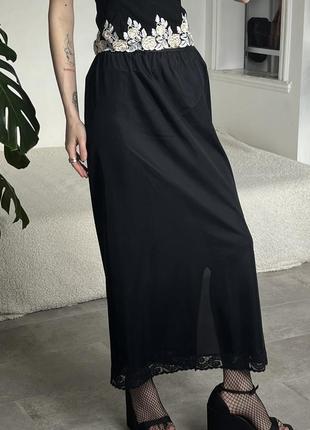 Длинная черная юбка в бельевом стиле с кружевом снизу2 фото