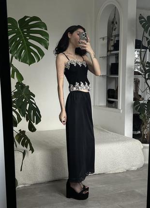 Длинная черная юбка в бельевом стиле с кружевом снизу8 фото