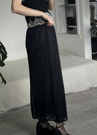 Длинная черная юбка в бельевом стиле с кружевом снизу4 фото