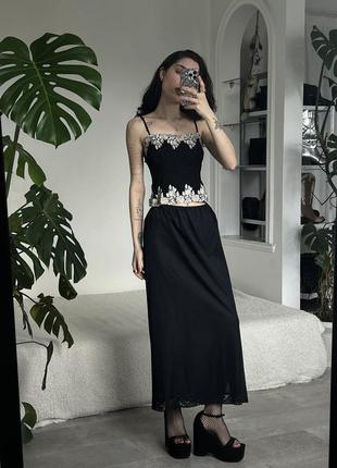 Длинная черная юбка в бельевом стиле с кружевом снизу7 фото