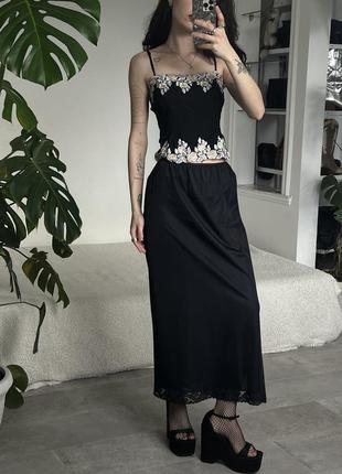 Длинная черная юбка в бельевом стиле с кружевом снизу6 фото