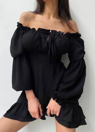 Женское нежное платье мини из жатки с открытыми плечами3 фото