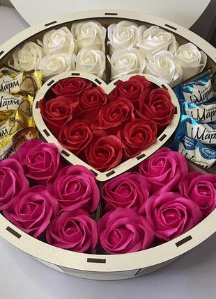 Подарочный бокс в деревянной коробке в форме круга с мыльными розами и сладостями на день рождения1 фото