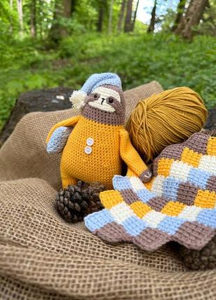Игрушка ручной работы - ленивчик в пижамке, с подушкой и одеялом