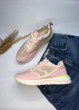 Жіночі кросівки