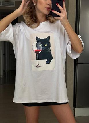 Біла оверсайз футболка з принтом кіт з вином xs s m l 42 44 46 футболка кулір