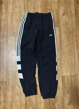 Штанишки adidas оригинал на подкладке р-xs 34.состояние очень хорошее. оригинальные.цена 750 гр.
