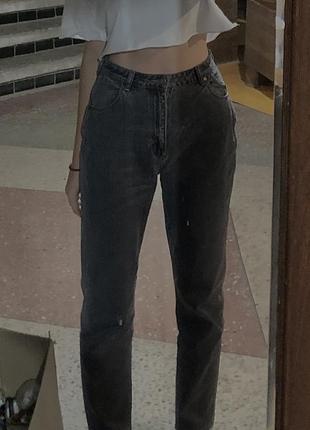 Серые mom jeans с высокой талией