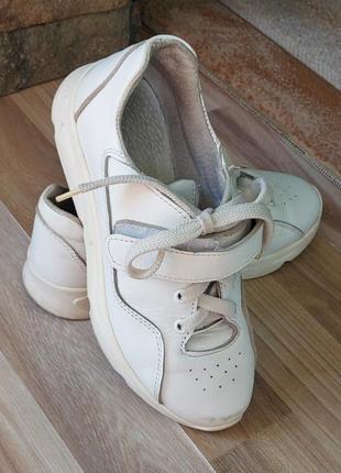 Кожаные кроссовки размер 33