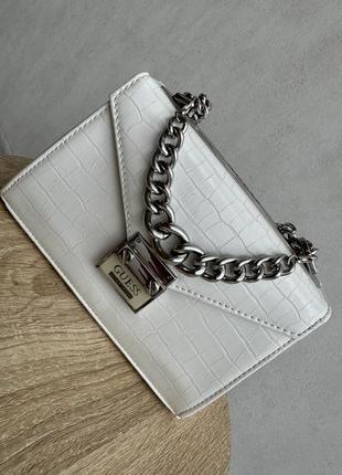 Белая сумочка guess
