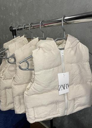 Детская жилетка zara с капюшоном молочная