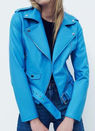 Яскраво-блакитна шкіряна куртка косуха з поясом7 фото