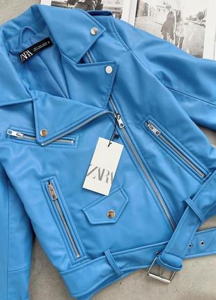 Яскраво-блакитна шкіряна куртка косуха з поясом2 фото