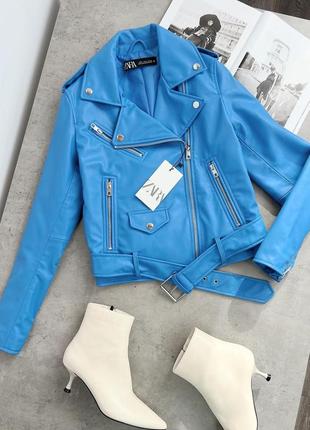 Яскраво-блакитна шкіряна куртка косуха з поясом1 фото