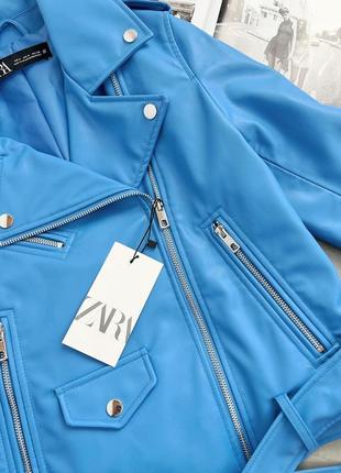 Яскраво-блакитна шкіряна куртка косуха з поясом4 фото