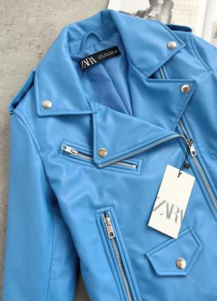 Яскраво-блакитна шкіряна куртка косуха з поясом3 фото