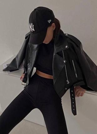 Укороченная куртка косуха со спущенными плечами