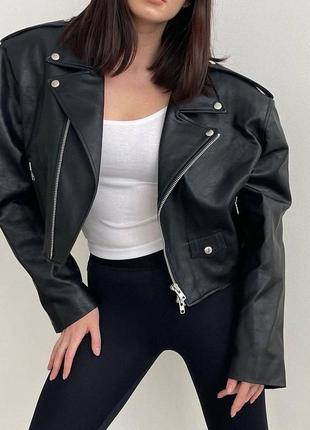 Укороченная куртка косуха со спущенными плечами