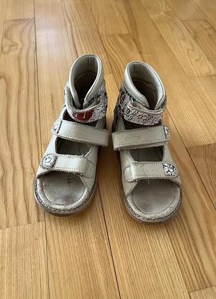 Ортопедичні сандалі