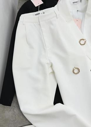 Белый брючный костюм с укороченым пиджаком7 фото