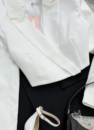 Белый брючный костюм с укороченым пиджаком5 фото
