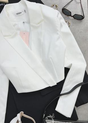 Белый брючный костюм с укороченым пиджаком6 фото