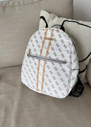 Жіночий рюкзак в стилі guess