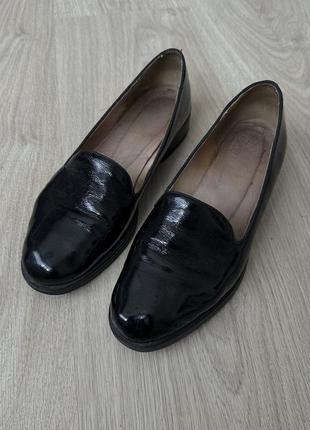 Черные кожаные лакированные лоферы