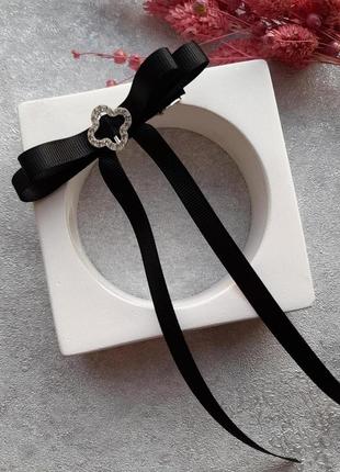 Бант для волос с хвостами из черной репсовой ленты